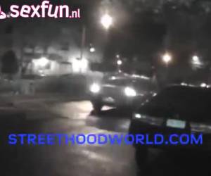 Als je nog nooit in je kont geneukt bent dan moet je voorzichtig beginnen. Beetje oprekken en langzaam naar binnen. Deze meid heeft pech dat ze een negerlul in haar kontje moet krijgen.Voor het eerst anaal met een negerpik