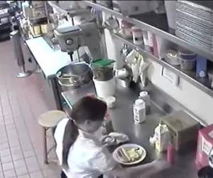 De bediende stopt de hot dog in haar kut legt hem tussen het broodje en brengt hem naar de klant.Ze stopt de hotdog in haar kut en brengt hem naar de klant