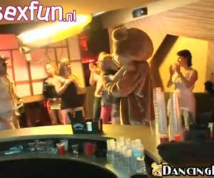 Ken je dancingbear al? Die filmpjes van chippendales die een stuk verder gaan dan je gewend bent. Deze mannen laten zich aftrekken en pijpen door aanwezige vrijgezellenclubjes en eenzame huisvrouwen. Toch wel geile shit!Dancing bear - chippendales die net