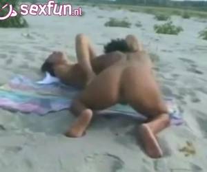 Het jonge lesbische stel trekt zich niks aan van de gluurders die staan te rukken bij het zien van hun liefdesspel. Mooie,geile stoute meiden.Jong lesbisch stel op het strand word begluurd.