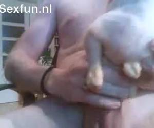 Men neme een kip en stopt je leuter erin. Let er wel op dat de kip niet te warm is want dan verbrand je je zelf. Na een tijdje heen en weer bewogen te hebben kom je vanzelf klaar.Hoe neuk ik een kip