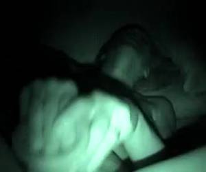 Geil vrouwtje stopt en grote dildo in haar nat kutje.Dildo sex