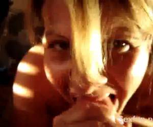 Deze dame weet echt van wanten ze pijpt hem net zolang tot zijn ballen exploderen en het zaad diep achter in haar keel stroomt,Klaar pijpen