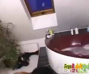 Lekker zuigen en pijpen die harde zwarte pik, dit meisje heeft haar handen vol en zuigt zich helemaal suf.Zwarte pik pijpen