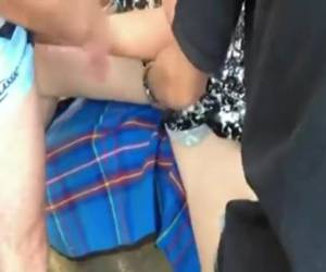 Geile huisvrouw trekt twee stijve lullen af pijpt en word gevingerd in de buitenlucht.Geile huisvrouw trekt twee lullen af en word gevingert