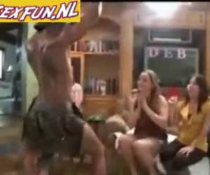 Zonder enig schaam te nemen ze om beurten zijn half slappen leuter in hun mond om er eens lekker geil op te zuigenDames gaan helemaal uit hun bol als ze een naakte stripper binnen komt