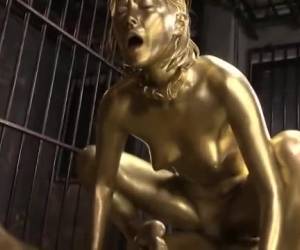 Nadat de slaaf en de meester zijn verguld met goud, word de gouden lul gepijpt en neukt hij de gouden kut tot ze spuitend een orgasme krijgt en hij in haar klaar komt.Nadat de slaaf en de meester zijn verguld vingert en neukt hij het Aziatische meisje