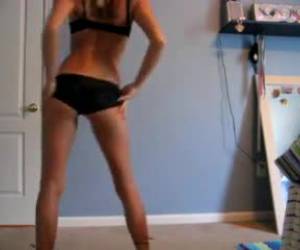 Tiener beweegt haar heupen alsof het stiek is zo soepel gaat het.Dansen