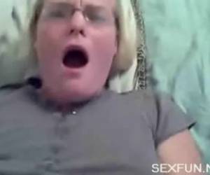 Een vrouw beleeft een heftig orgasme als ze haar eigen aan het vingeren is.