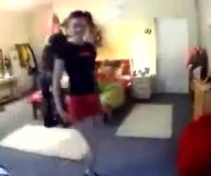 Lekker strippen voor de cam, maar dan wordt het ineens heel erg druk.