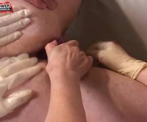 Vier geile bisex vrouwen, mastuberen de anus van de man met meerdere sextoys en trekken zijn stijve lul af tot hij sperma spuit.