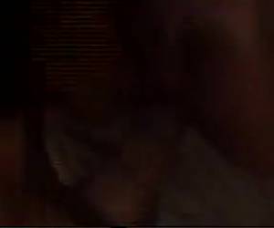 Achter de gordijnen diep in de nacht, komt een stelletje op het idee om hun geile spelletjes op te nemen. Zodoende een aantal close ups van hun heftige neuk partij.