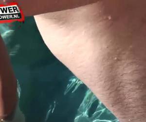Geile meiden op een missie. Geneukt worden in en om het zwembad met de lekkerste pikken. De geile sletjes hebben totaal geen bezwaar tegen de camera en nemen zelfs aanwijzingen. Erg geil hoe je een kutje ziet klaarkomen in close up doordat zijn pik begint