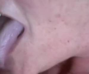 Trekkend aan zijn lul komt hij in de mond van oma klaar, die elke druppel sperma door slikt.