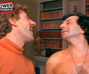 Deze twee oudere heren weten wel raad met deze geile tieners, ze beffen de kale kutjes stoppen hun vingers er in laten zich pijpen. Steken hun harde lul in de natte kutjes en spuiten dan de geile tiener gezichtjes vol met zaad.