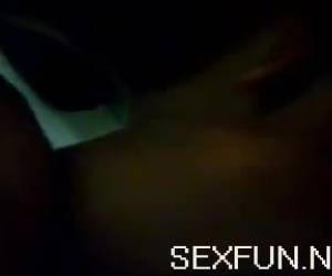Geile tiener geeft voor het oog van haar vriendje een geile stripshow.