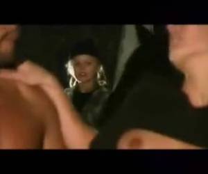 Ze gaan gezellig door op de boerderij. Hij zet haar tegen de stal aan en duwt zijn harde lul naar binnen. De blondine kreunt het uit. Dan komt haar vriendin even kijken...