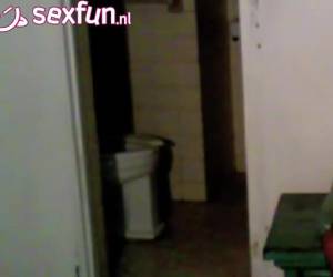 Dit geile meisje wil alleen haar blote billen laten zien op de webcam.