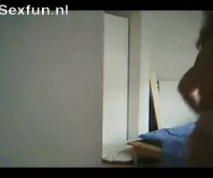 Dit amateur hoertje laat even haar mooie lichaam zien via de webcam. En vind je het wat?