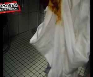 Voor de camera schijt hij langs de pijpen van zijn korte broek, de stront loopt langs zijn benen op de grond.