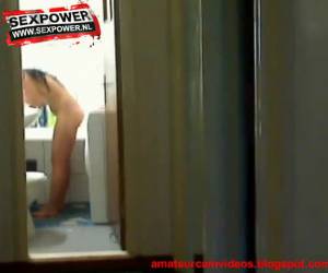Kreunend laat ze de grote lul haar anus neuken, pijpt de grote lul en trekt hem af tot hij haar bril gezicht en borstjes vol sperma spuit. Waarna ze zich gaat douchen en haar kut voor de webcam open trekt.