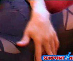 Erg opgewonden geniet ze beiden van de roze double dong een dildo die je aan alle twee de kanten kunt gebruiken voor dubbel plezier