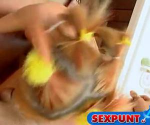 Hij gaat zo diep bij haar naar binnen dat ze er van moet kokken. Deep throat ook wel genoemd en daar is hij verzot op.