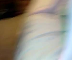 Een bizar filmpje waarin de dochter haar moeder beft. En niet zomaar beft, nee vol overgave stort ze zich op de natte kut van mama. Dochter beft moeder