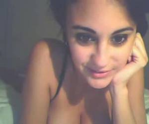 Het lieve mooie meisje zit voor de webcam en ontdoet zichzelf langzaam van haar kleren. Wat een lekkere grote prammen! Lief lekker meisje met grote tieten