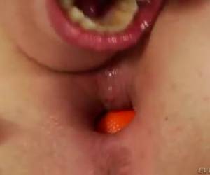Hoeveel ballen passen er in dat kontje? Deze extreme meiden proppen zoveel mogelijk ballen in haar kont die ze er weer uitschiet. Extreme meisjes doen trucjes met balletjes