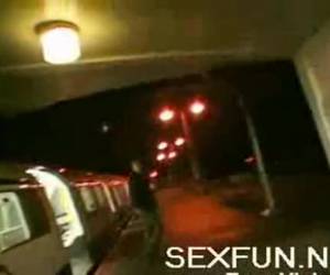 Een aantal dronkenvrouwen lopen rond op het station. Duidelijk onder invloed van alcohol halen ze rare stunts uit. Stiekem laten ze jou hun kutje zien. Dronken vrouwen laten hun kut zien op het station