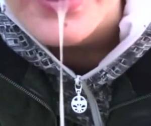 Dit kinky tienerstel maakt sex opnames van een blowjob langs de snelweg. Hoe ze hem pijpt terwijl de autos voorbij razen en haar mond vol cum gespoten krijgt. Blowjob langs de snelweg