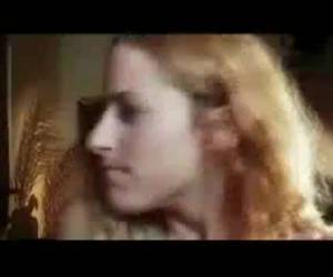 Dit is een heel vreemd filmpje over haar kontje. Een kerel ziet een kontje op tv en een naakt kontje naast zichzelf. Wat zou jij doen? Vreemd filmpje over haar kontje