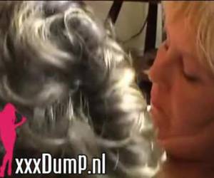 Deze twee huisvrouwen zijn echte lesbo amateurs. Ze wilden graag een keer een filmpje opnemen waarin ze elkaar lekker zitten te vingeren. Uiteraard maken wij deze wens graag waar en hebben we deze geile lesbo amateurs opgenomen. Twee echte lesbo amateurs