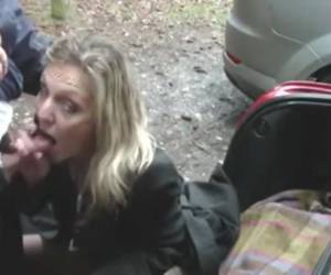 Schichtig kijkt ze om zich heen of niemand hen ziet. Ze zit met haar kut bloot in de kofferbak van de auto waar ze haar kutje laat vingeren. De rijpe amateur neemt ook zijn lul in haar handen pijpt hem en drinkt zijn cum. Rijpe geile amateur laat zich vin