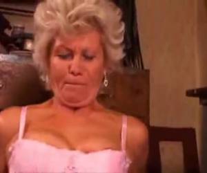 Deze oma wil hem het liefste anaal. Ze wordt dan ook zonder medelijden flink hard achter in haar oma kont geneukt. Oma wil hem het liefste anaal