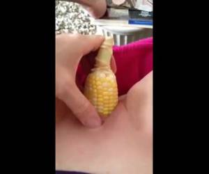 Dit geile tienertje heeft geen dildo bij de hand. Maar ze heeft wel een maiskolf om haar kleine kutje mee te neuken. Geen dildo bij de hand, dan maar een maiskolf