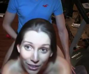Redelijk zedig begin van amateur sex vid. Dit geile tiener koppel heeft namelijk eerst zedige sex onder een dekentje. Maar gelukkig verdwijnt de deken snel en kunnen we genieten van hoe lekker ze zijn lul berijd. Redelijk zedig begin van amateur sex vid