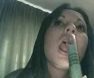 Webcam German Hot Girl Masturbate Anal Dildo Een geweldig mooie meid stript voor de webcam