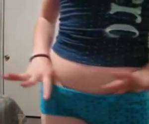 Een lief leuk tienermeisje test verschillende onderbroekjes voor de webcam. Welk slipje vind jij het beste staan bij deze mooie meid. Webcammeisje test onderbroekjes