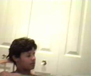 Veel groter en dikker zijn de dildos niet te krijgen. Ze propt de aller grootste dildo in haar kut. Hele dikke dildo glijdt er zo in