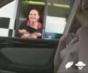 Het meisje vraagt aan de kassajuf of ze haar tieten wil laten zien. Beide meisjes laten hun tieten zien in de macdrive Tieten laten zien in de macdrive
