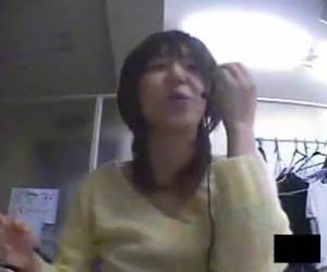 De webcam aan zit ze zonder slipje op kantoor te masturberen. Het Japanse sletje is stiekem aan het cammen in de baas zijn tijd. Maar de baas heeft een verb...