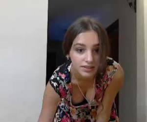 Voor mannen die wat langer de tijd willen hebben kun je hier wel 42 minuten lang genieten van de sexy en schattige tiener Olivia. Haar sexy lijfje met het m...
