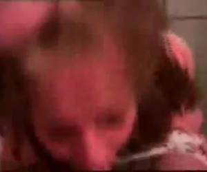 Ze pijpt de lul van een jongeman op het toilet. Hij spuit zijn cum over haar bolle toet en de dikke oude dame vind zijn sperma zo smakelijk dat ze haar ving...