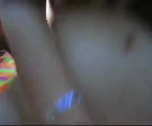 Aziatische studente berijd grote negerpiemel, Niet alleen in de slaapkamer, ze hebben ook buitensex in het bos. Damn die meid kan neuken.