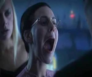 Dat commercials steeds meer doorspekt worden met sex is niet nieuws. Deze grappige reclame richt zich op bepaalde bizarre blowjob capaciteiten.